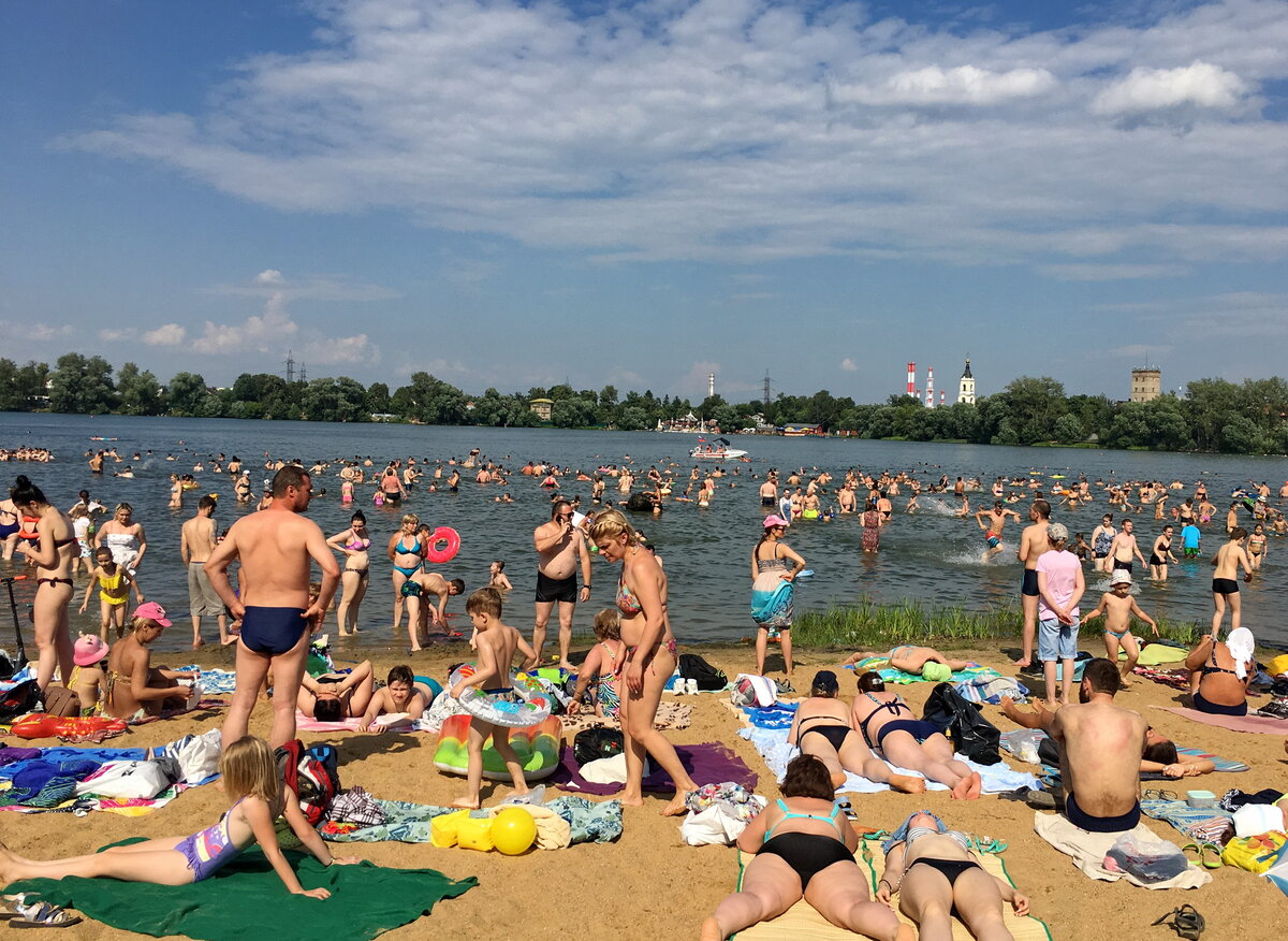 Покупаться в москве. Белое озеро Косино пляж. Белое озеро Москва. Белое озеро Выхино. Белое озеро пляж Новокосино.