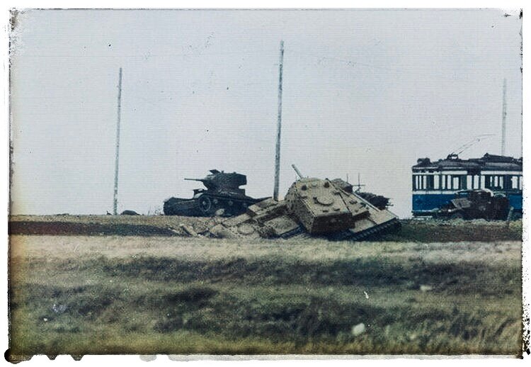 Оставленный при отступлении Красной Армии тяжёлый танк "КВ-1". Район Новоржева. СССР. ВОВ. Июль 1941 г.