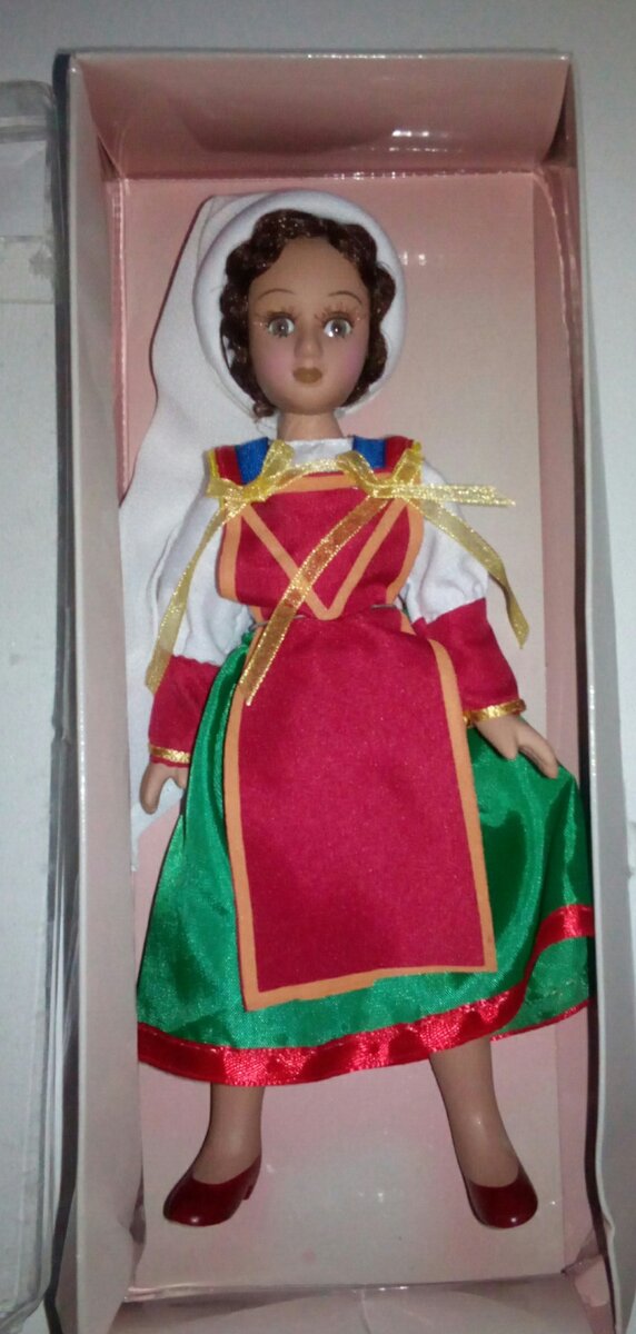 Наряды пьемонтских девушек отличают элегантная простота и буйство красок