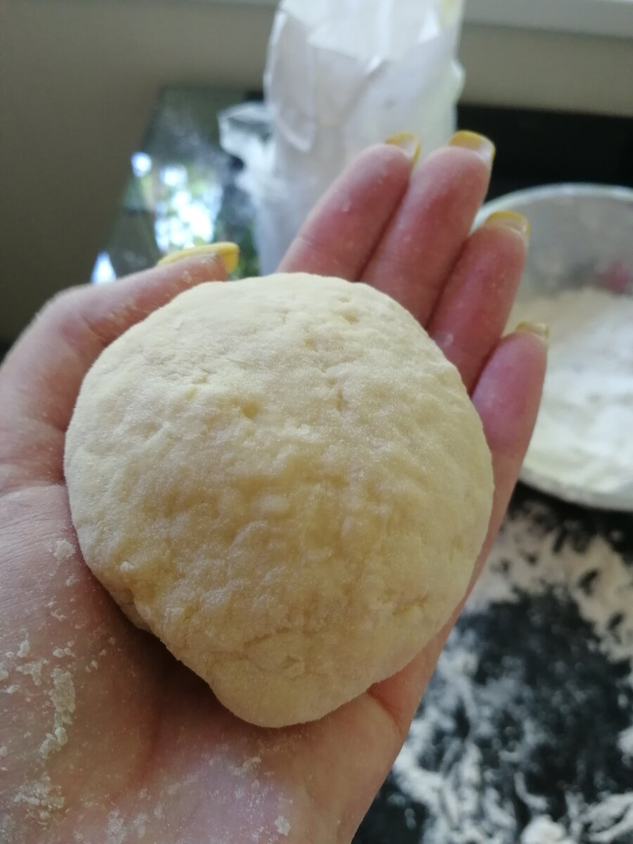 Из этого комочка получится целая кастрюля вкуснейшей лапши. 