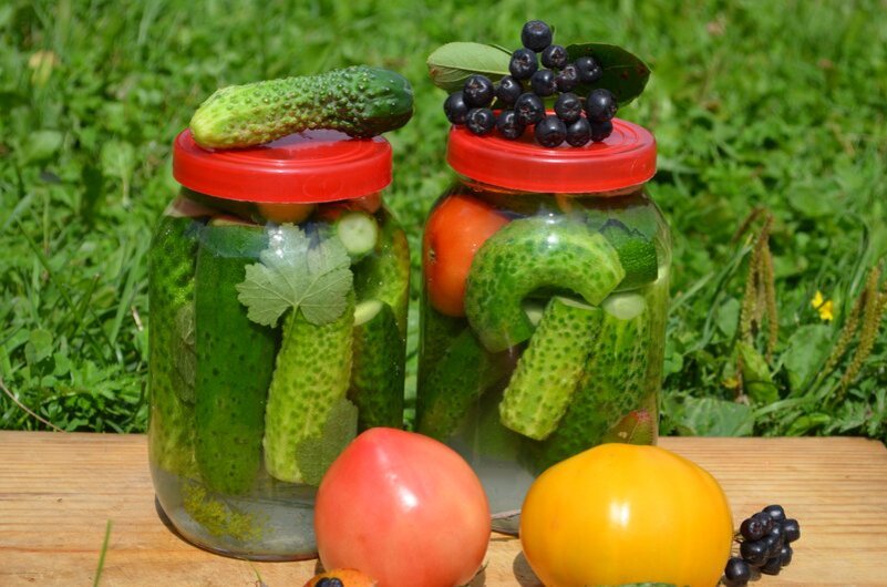 Вкуснейшие огурцы в банках.