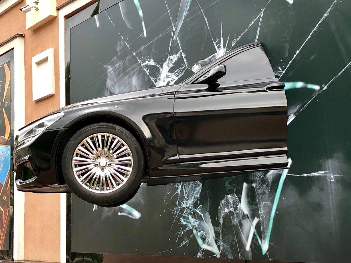 Этот автомобиль (а это настоящий BMW 5 серии) нельзя взять в аренду, зато можно выиграть в одном из развлекательных заведений в Красной поляне