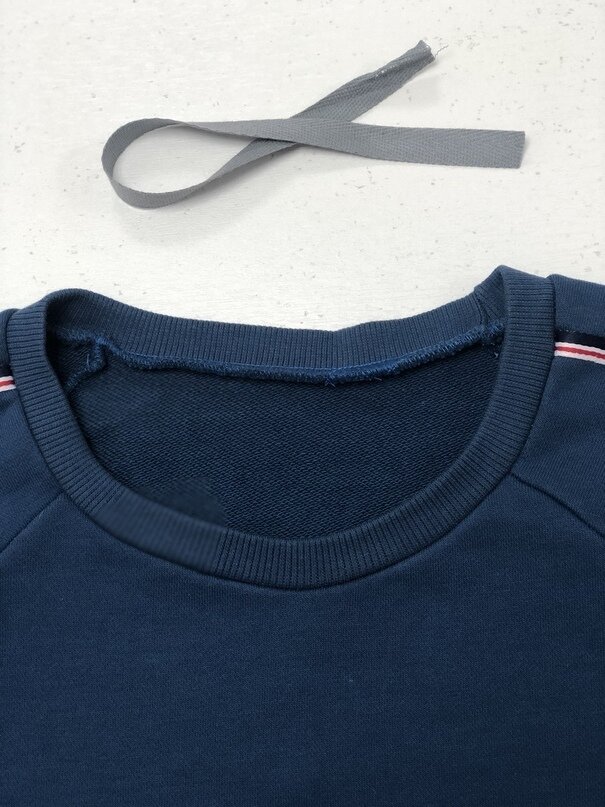 лента для обработки горловины. лента для обработки горловины. обработка горловины киперной лентой. обработка шва киперной лентой горловины. киперная лента на горловине.