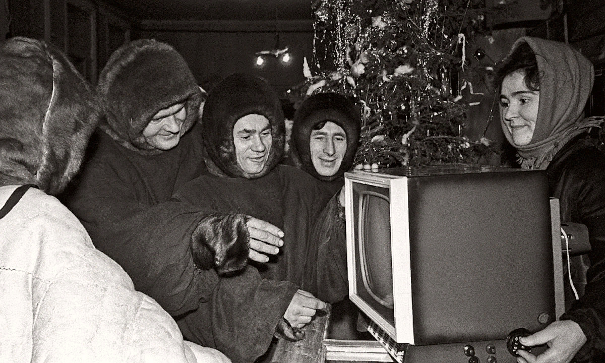 Покупка телевизора в канун Нового года, 1963