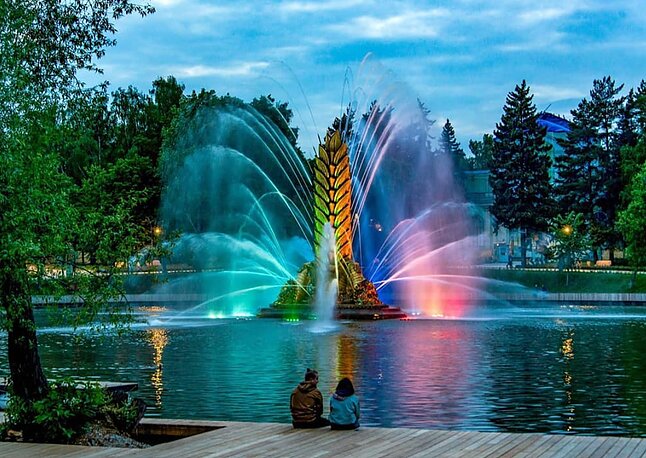 Праздничная подсветка фонтана на ВДНХ. Источник фото: Инстаграм @Mos.ru_official