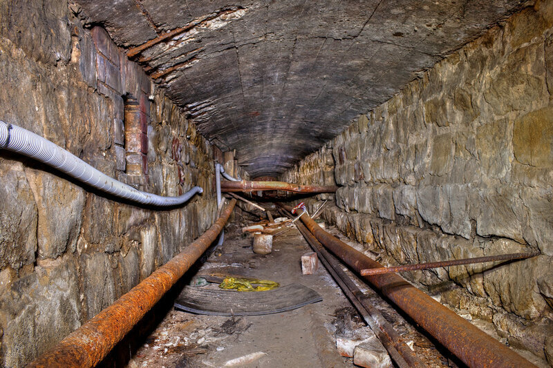 Нашли царские тоннели из камня под корпусами заброшенного военного училища