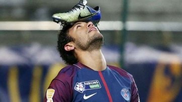 Фото: psg.frКак утверждает Marca, игроки каталонского клуба пребывают в таком состоянии после срыва возвращения в команду бразильского нападающего Неймара. Оказывается, большая часть ведущих исполнителей коллектива поддерживала обратный трансфер Неймара и просила клубное руководство сделать все возможное для его осуществления.
