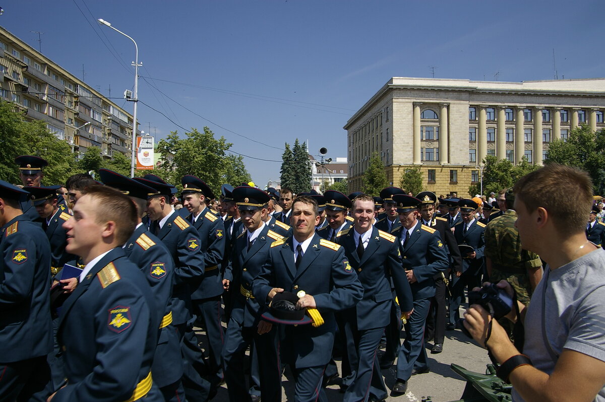 На фото: Лейтенанты идут в новую жизнь. Удачи им.