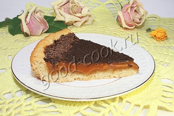 Пирог с ирисками и корицей