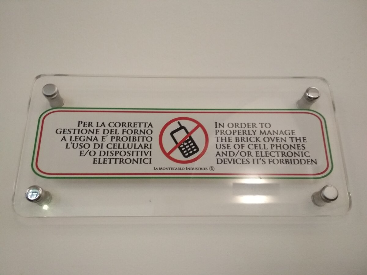 и добродушно шутят с серьезным лицом