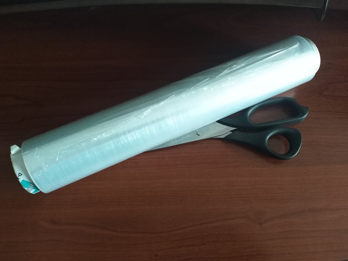 Пищевая пленка и ножницы.