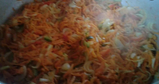Заготовка для салата "Гречаночка". Обжариваем лук, морковь, перец.