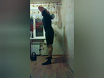 Предлагаю использовать именно такое высокое положение локтей, поскольку так лучше контролируется наличие выпрямленной спины и лучше раскрыта диафрагма.  Подробнее о технике приседания Вы можете почитать в другой моей статье. Ссылка в конце данного материала. 