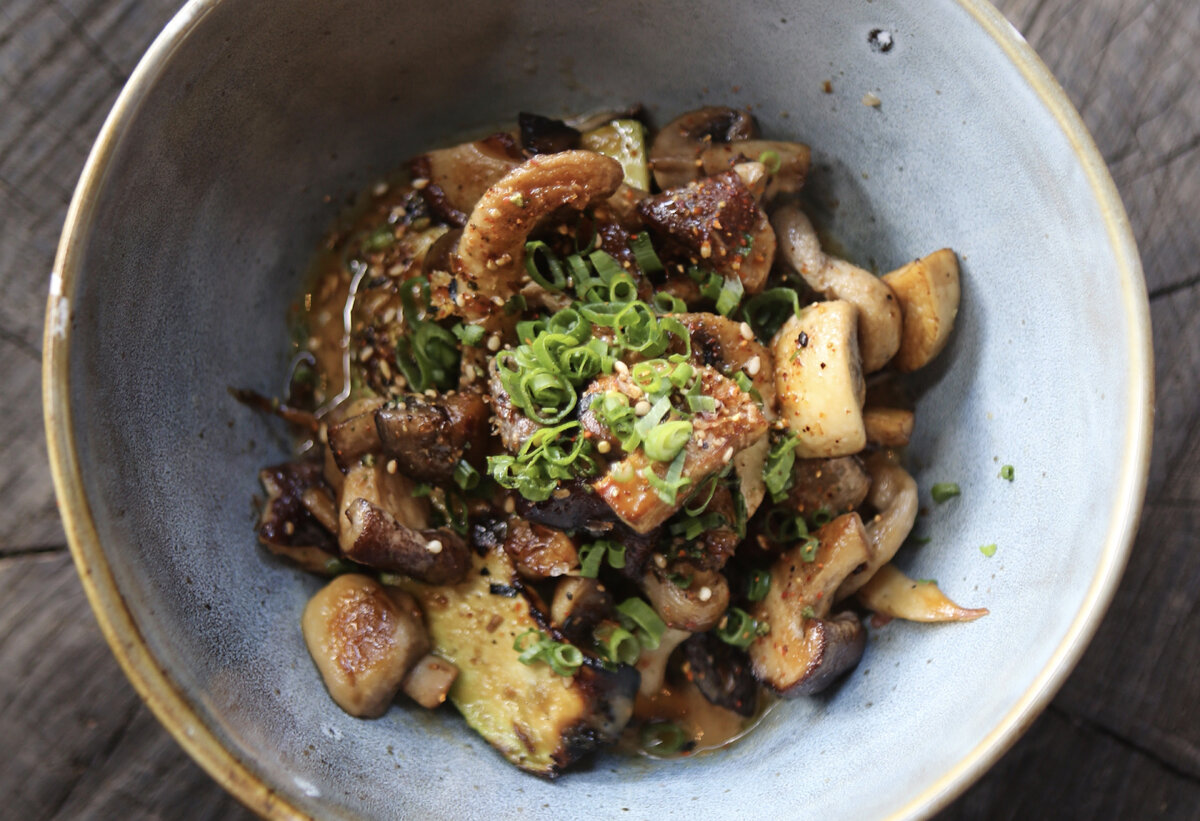 Авокадо на гриле, грибы, соус вафу