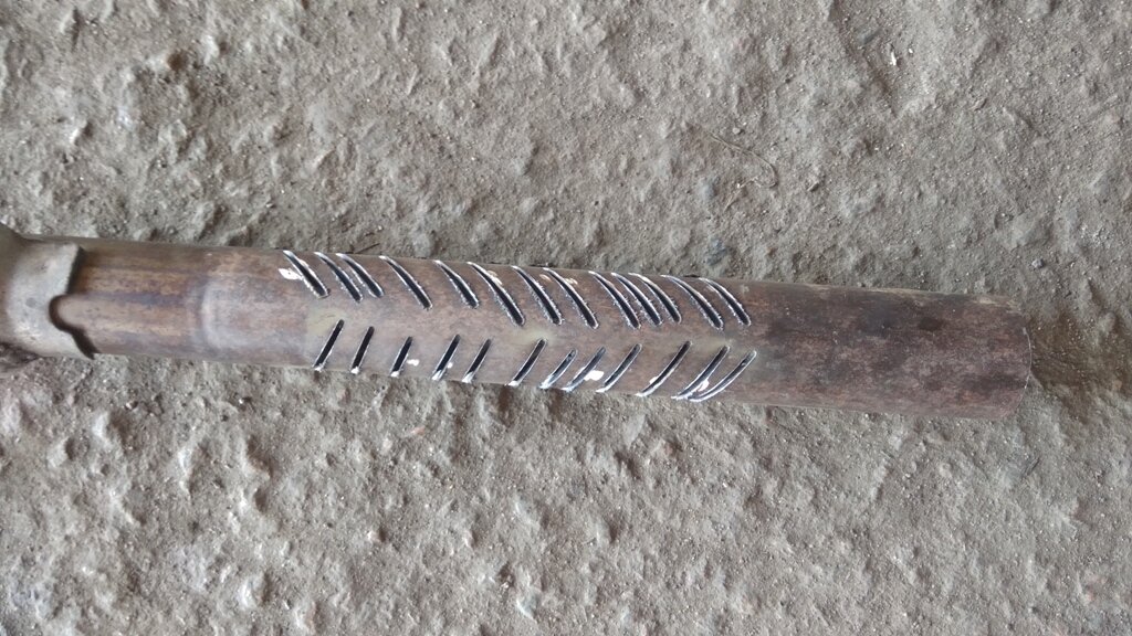 По  всей площади нарезаем отверстий. В идеале, площадь отверстий должна быть в 3 раза больше площади сечения трубы