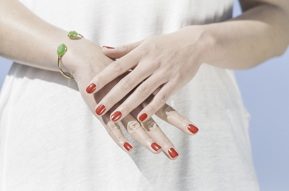 https://pixabay.com/photos/hands-fingernails-finger-lacquered-1751637/