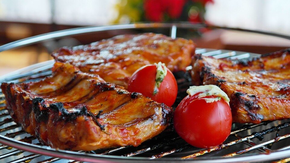 https://cdn.pixabay.com/photo/2015/08/21/18/19/spare-ribs-899306_960_720.jpg