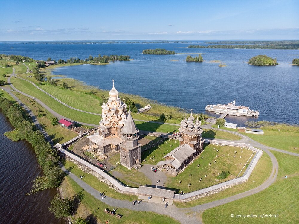 Деревня остров. Кижи музей-заповедник. Остров Кижи музей заповедник. Онежское озеро остров Кижи. Комплекс Кижи на Онежском озере.