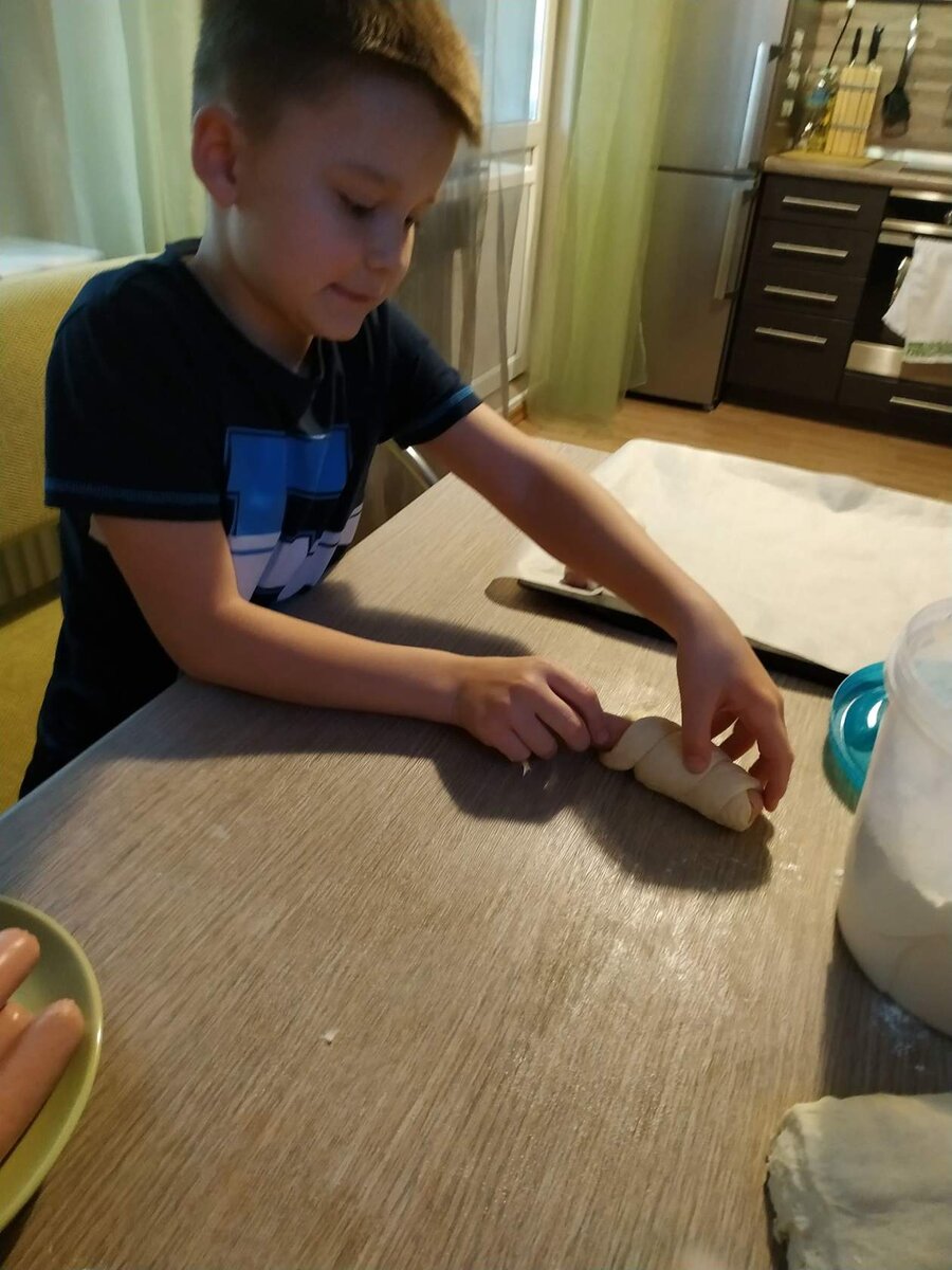 Готовит сосиски в тесте☝️