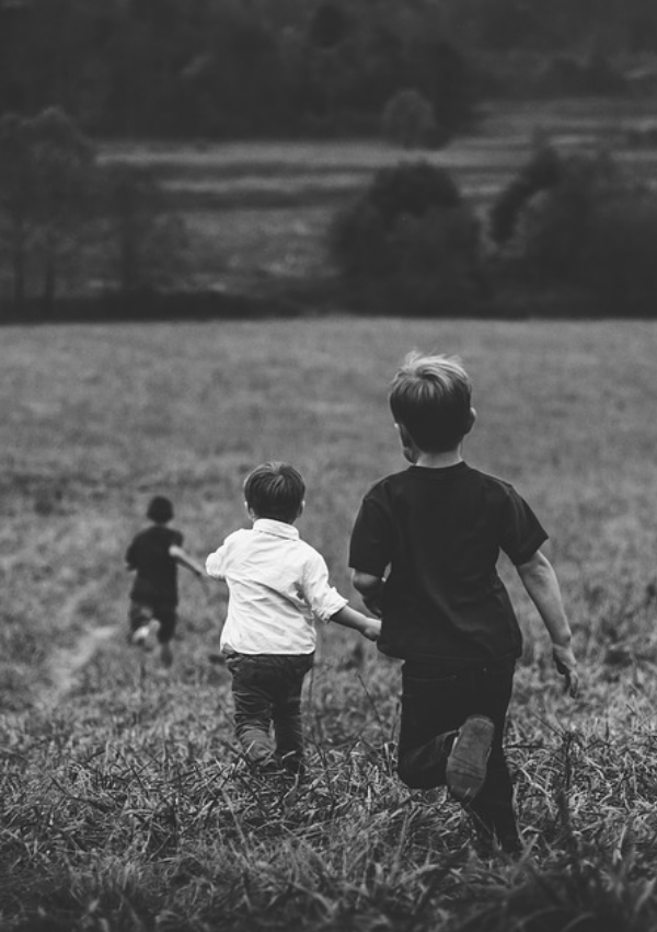 https://pixabay.com/photos/boys-playing-friends-1149665/