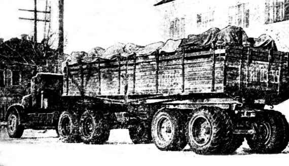 Мак-NR14 c 20-тонным прицепом Иркутск 1948. "На Северах" эти машины ценились и после войны - их закрепляли только за самыми опытными и ответственными водителями. В военное время такие тягачи поштучно распределяли по танковым армиям.