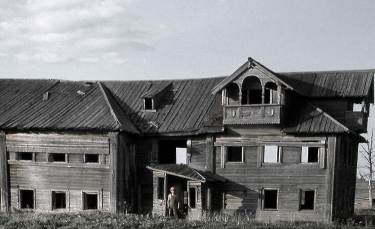 Брошенный дом в России (фото с www.onegaonline.ru