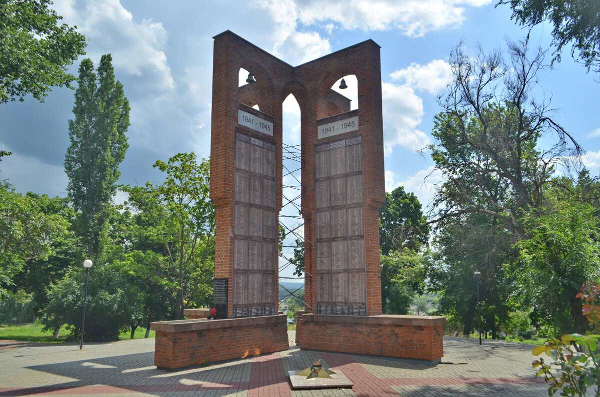 Погода коротояк воронежская. Село Коротояк Острогожского района. Село Коротояк Воронежской области. Братская могила 162 с Коротояк. Братская могила Коротояк.