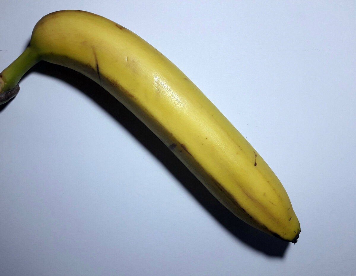 Правильно, падает у мужчины вместе с зарплатой конечно же самооценка, а вы о чём подумали? ))) А на фото просто банан)