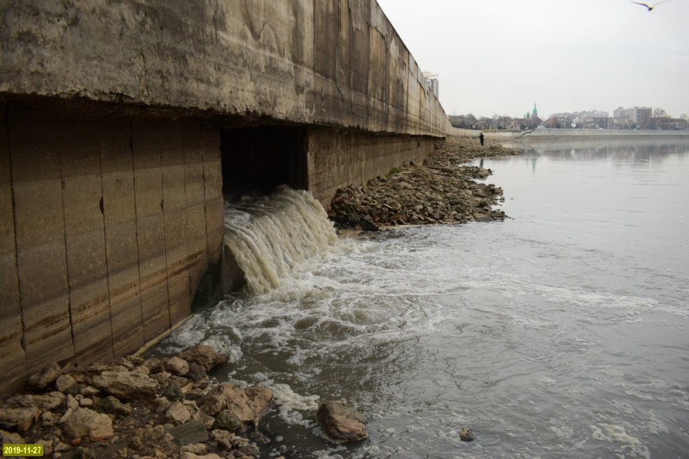 Уровень сброса воды. Река Кубань Краснодар загрязненная. Река Кубань Тургеневский мост. Сточные воды реки Кубань.