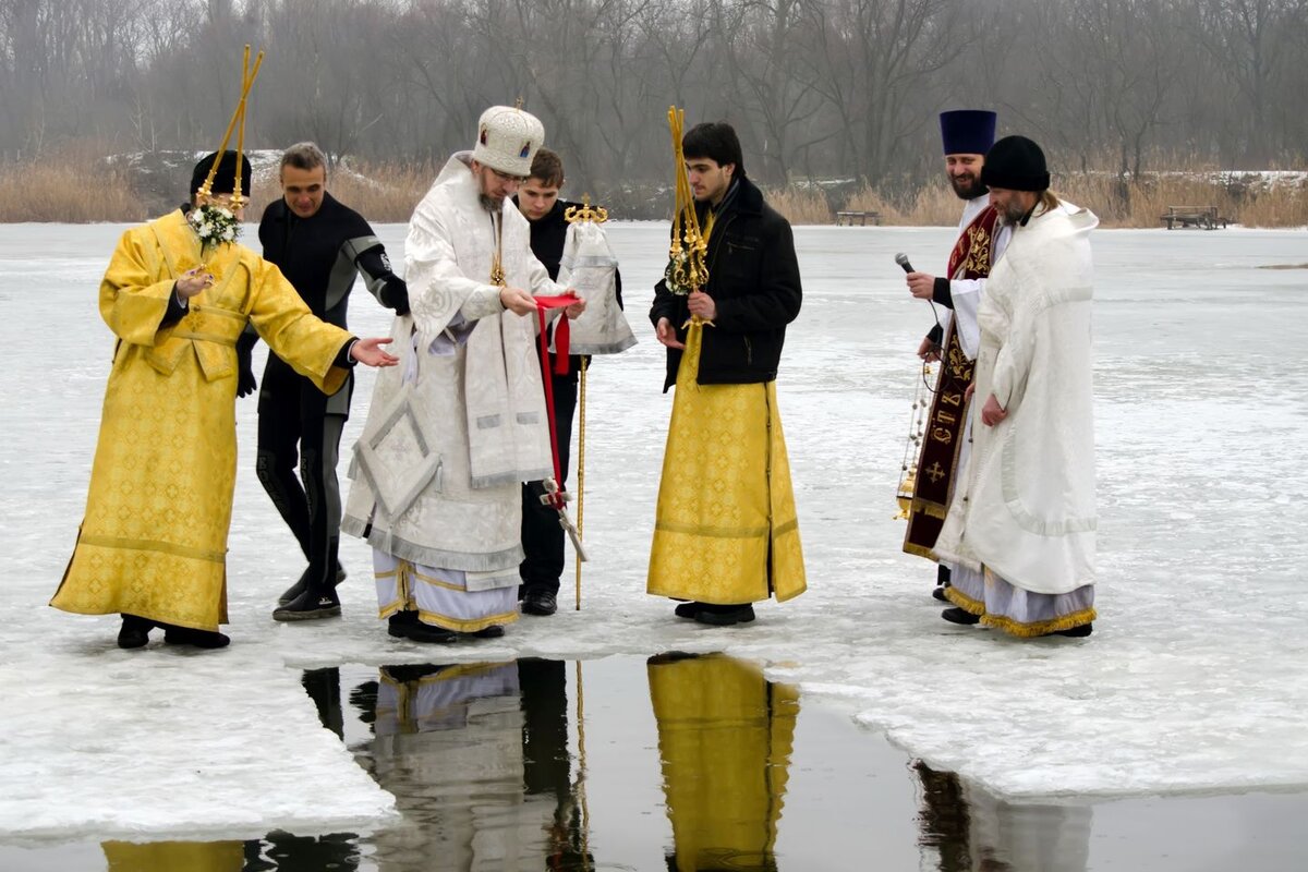 Christians holidays. Священник крещение. Крещение Господне. Крещенские традиции. Празднование крещения.