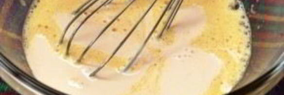 В оставшуюся ряженку добавляю 1 яйцо и хорошо взбиваю венчиком.