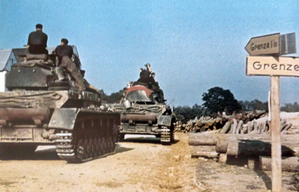 Немецкие танки Pz.Kpfw. IV направляются к советско-германской границе. Фотография была снята военным священником 297-й пехотной дивизии вермахта. Июнь 1941 г. Автор: Алоиз Бек (Alois Beck).