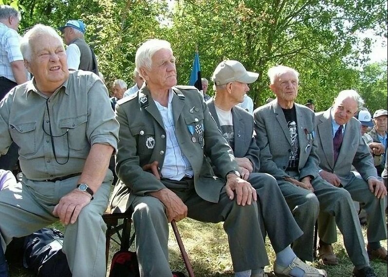 Может сидит на лавочке бывший охранник Моглинского лагеря.... Фото из открытых источников