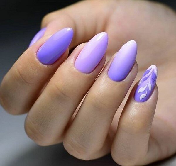 Модный маникюр на длинные ногти умеренной длины можно сделать из акрила, что позволит сделать руку визуально женственнее, изящнее, утонченнее.