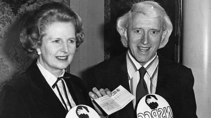  Премьер-министр Маргарет Тэтчер настаивала на посвящении в рыцари серийного сексуального насильника Джимми Сэвила, которого видели вместе с ней на мероприятии по сбору средств, для Национального общества по предотвращению жестокого обращения с детьми в 1980 году.