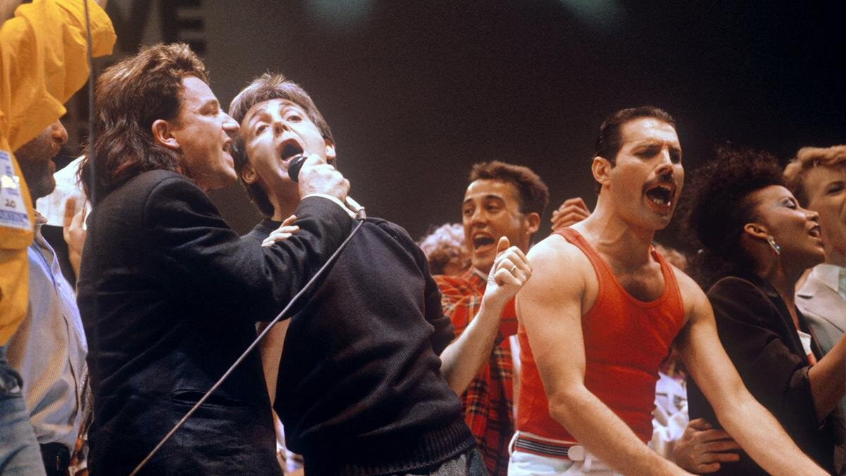 Боно, Пол Маккартни и Фредди Меркьюри на фестивале LIve Aid в 1985 году.