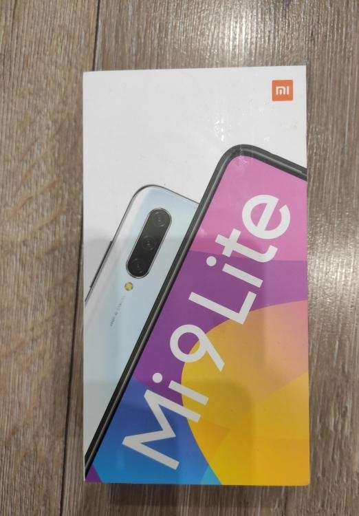 В такой вот коробочке, находился мой телепончик.