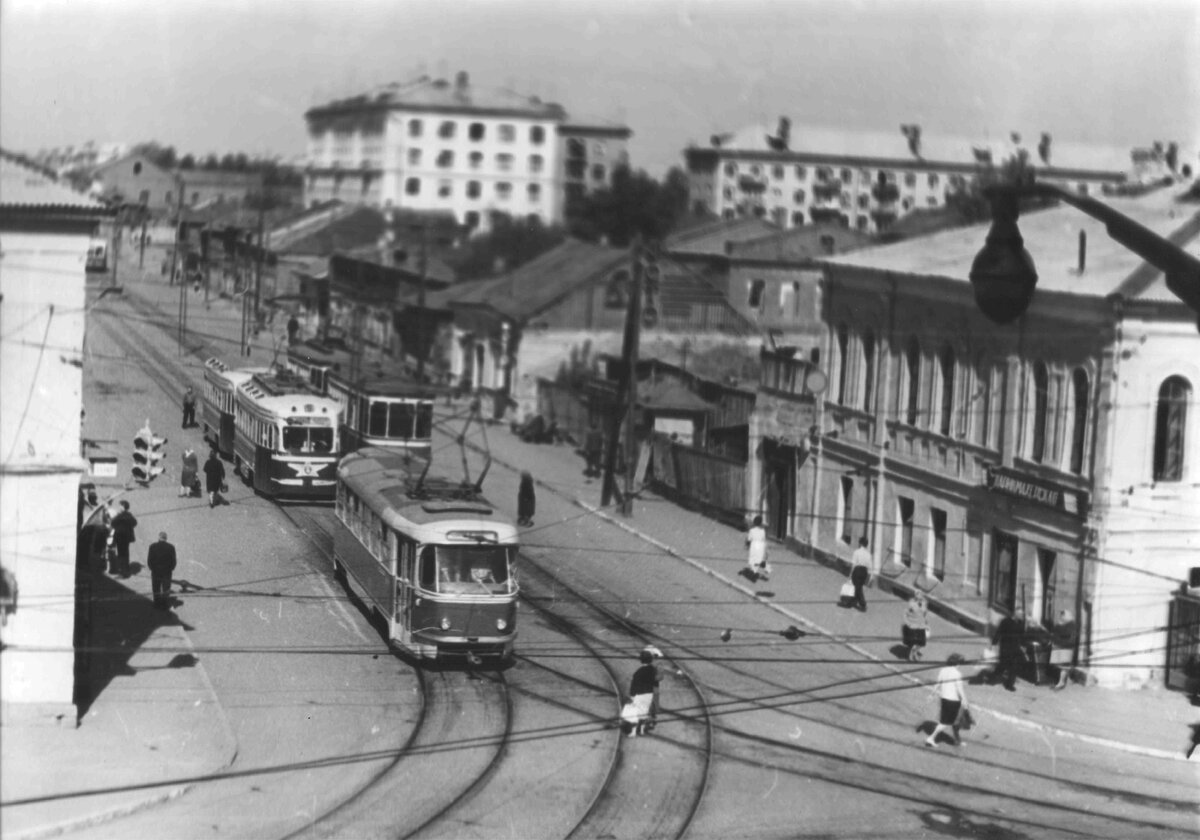 Тула, пересечение Красноармейской (ныне проспект) и Советской улиц. Снимок конца 60-х годов, так как поезда серии Х+М работали по 1969 год включительно. а первые Т-3 поступили в 1965 году