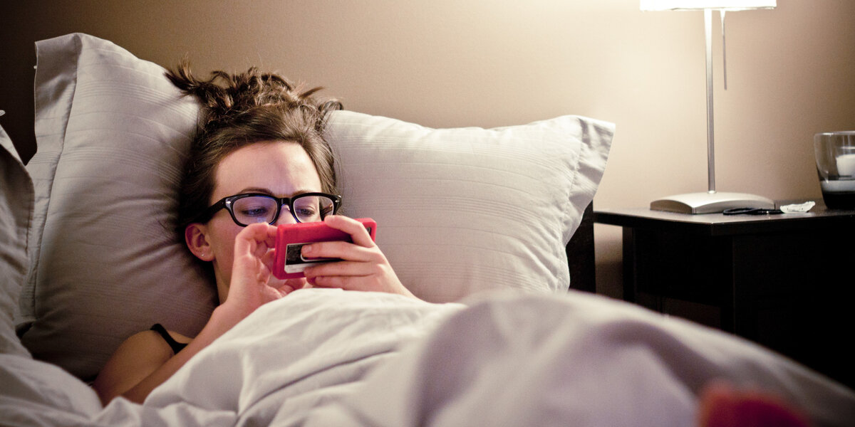 Привычка № 1. Брать в руки мобильный телефон сразу после пробуждения.