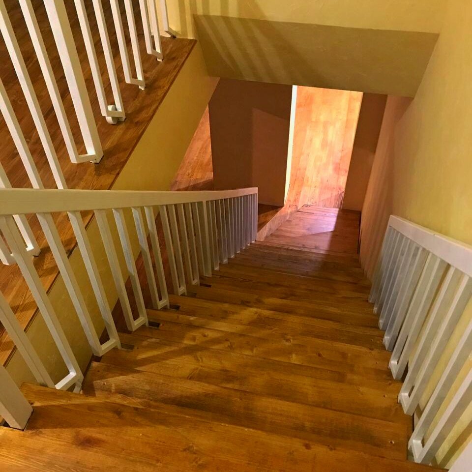 Новенькая деревянная лестница