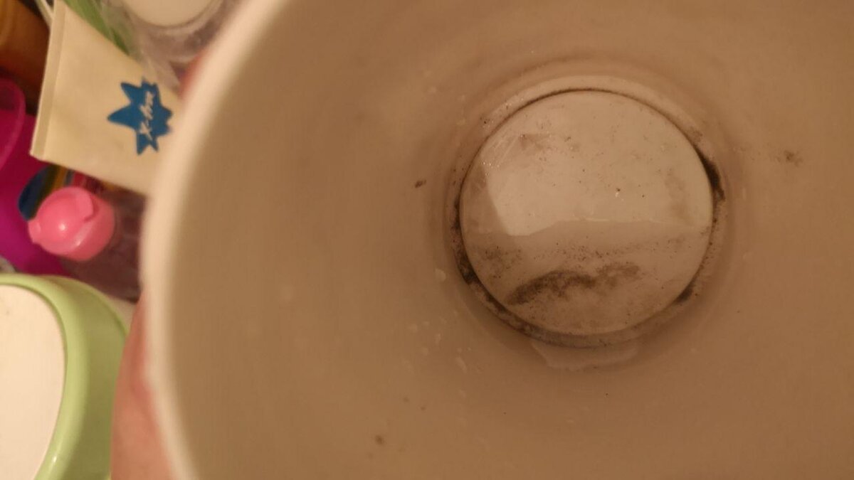 Даже после легкого загрязнения при солнечной сухой погоде, после мытья остается песок