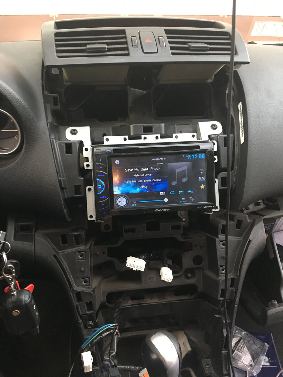 mazda 6 пример  разобранной  консоли 