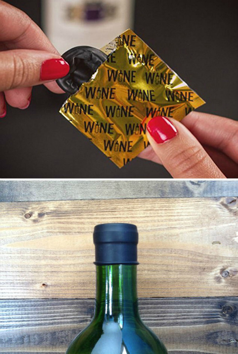 Крышка, упакованная по типу презерватива, которая поможет легко закрыть начатую бутылку вина.