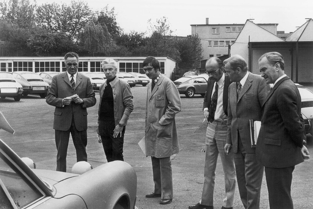 Визит Герберта фон Караяна (второй слева) в Porsche, 1973 год