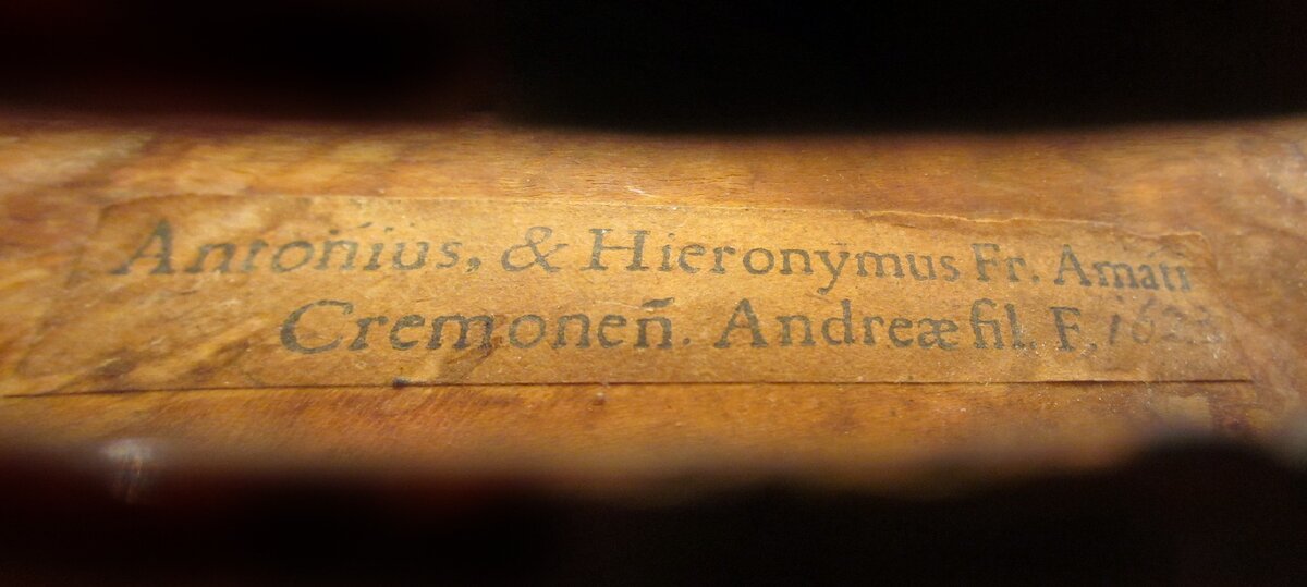 Антонио и Иероним Амати - сыновья и ученики Андреа Амати (1505, Кремона — 1577, Кремона), родоначальника кремонской школы скрипичных мастеров. 