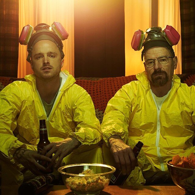 Слева - его напарник Джесси Брюс Пинкман, которого сыграл актер Аарон Пол.