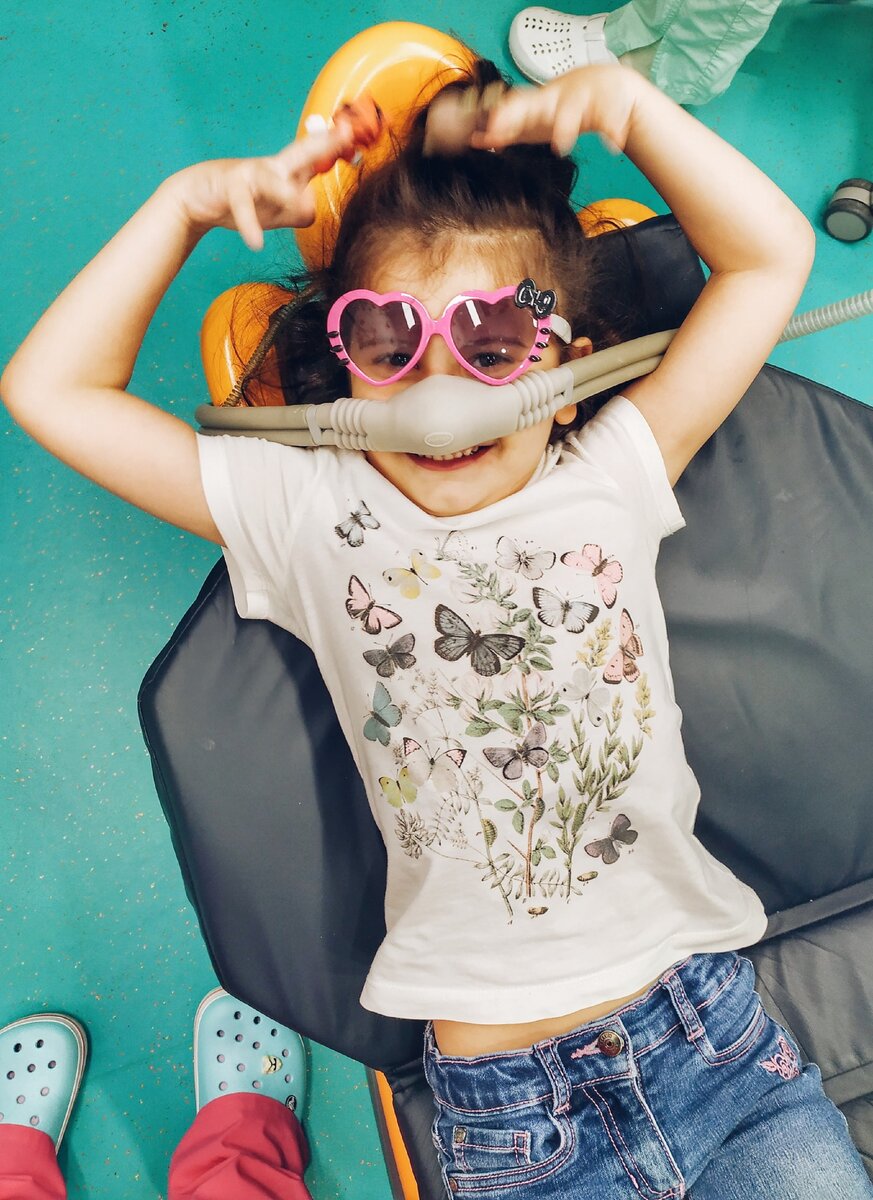 С Аней мы встретились, когда ей было 5. Всё вылечили, как положено, с анестезией. Больше ничего не лечим, потому что знаем, как кариес предотвратить 😉