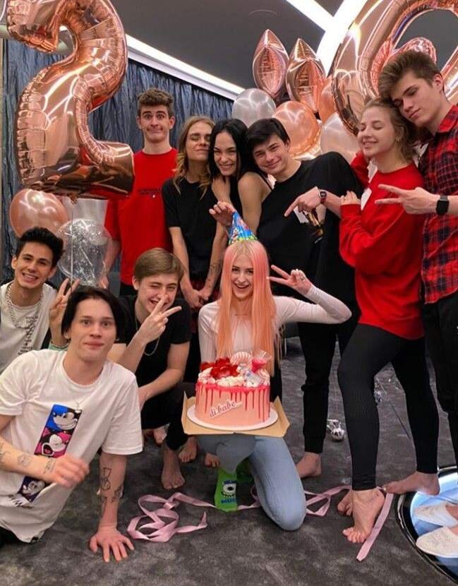 КАК СТАТЬ ПОПУЛЯРНЫМИ В ТИК ТОКЕ КАК ДАНЯ МИЛОХИН,ЧАРЛИ И ЭДИСОН