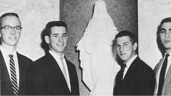 фото Байдена (2-й справа) в престижной Академии Archmere.  Delawareonline