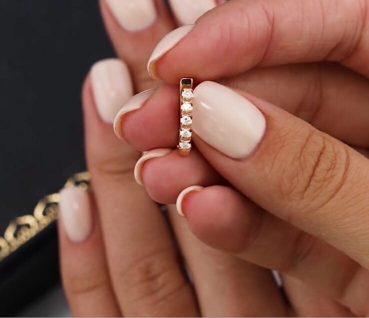 Бренд: БРИЛЛИАНТЫ ЯКУТИИ. Цена: 23.990 рублей. Артикул: 3547-C5R-01. Розовое золото 585 пробы с 10 бриллиантами, 0.31 карат. Вес изделия: 2,46 г